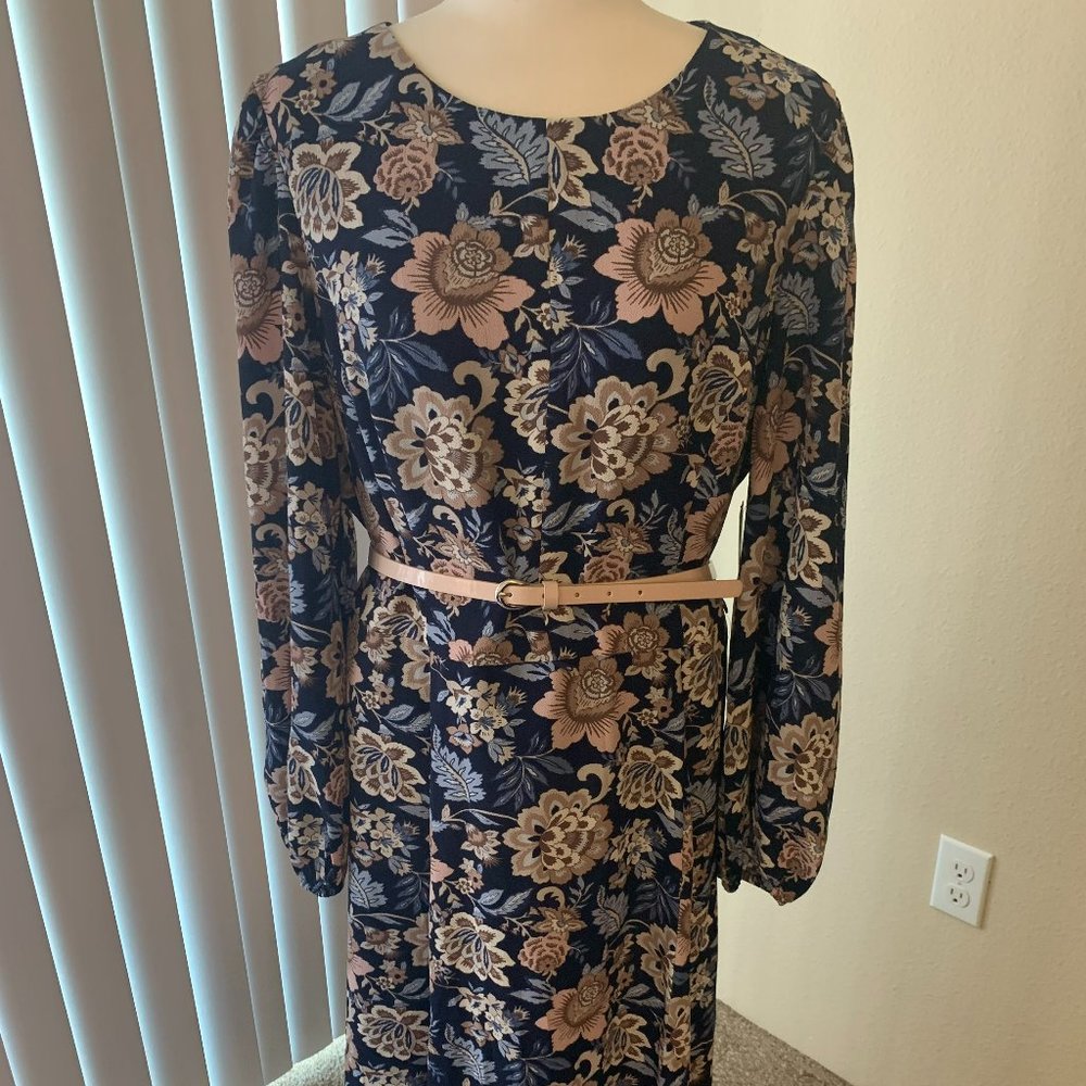 Elegant flowered dress in size 18 with belt